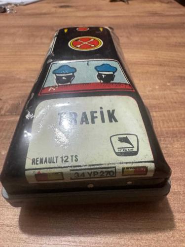 Antika Koleksiyonluk Nostaljik Teneke Renault 12 TS Trafik Polisi Koleksiyonerler ve nostalji meraklıları için nadir bir parça! 1970-80’li yılların yerli üretim ruhunu yansıtan, Renault 12 TS model teneke trafik polisi arabası.