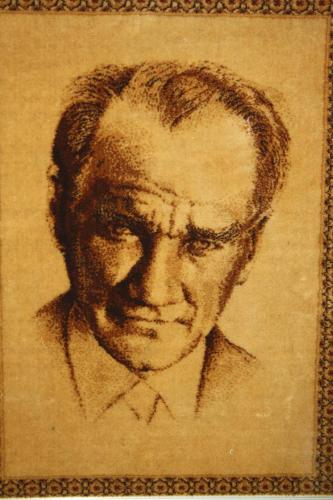 NOSTALJİK VE AĞIR KONDİSYONLU: VİNTAGE ATATÜRK HALI PORTRE  DÖNEM ÜRÜNÜ (CD-ODA
