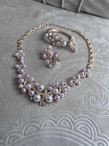 Pembe ve beyaz İncili bijuteri kolye yüzük küpe bileklik takı seti kolleksiyon parçaları