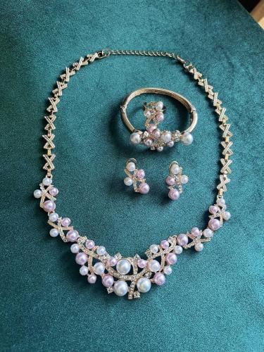 Pembe ve beyaz İncili bijuteri kolye yüzük küpe bileklik takı seti kolleksiyon parçaları
