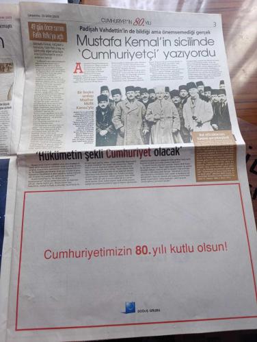 Akşam Cumhuriyet'in 80. Yılı Gazetesi - Turkish Newspaper - 29 ekim 2003  - Atatürk'ün fotoğrafı VomART - en büyük bayram kutlu olsun - işgal altındaki İstanbul'da Cumhuriyetin ilanından 5 yıl önce direniş meşalesini akşam yakmıştı fotoğraflar - İngiliz istihbaratçılar 4 yıl önce ülkesine rapor etti Türkler Cumhuriyet kuracak - Akşamın kurucularından Falih Rıfkı Atay Fotoğrafı - 1922 Ekim'inde bile tapuda Rum kuyruğu - Mustafa Kemal'in sicilinde cumhuriyetçi yazıyordu - Atatürk bir başka sırdaşı Mazhar Müfit Kansu'yla Fotoğrafı - Mustafa Kemal 49 gün önce sırrını Falih Rıfkı Atay'a açtı hükümetin şekli Cumhuriyet olacak - Atatürk cumhuriyeti zemin hazırlamak için hükümet boşluğu yarattı - Müfettip Atatürk gazete matbaasında ne dizdi - Enver Paşa Mustafa Kemal'in ağzını arattı - Atatürk'ün İsmet inönü'yü ateşle imtihanı mı - ABD gazetesinin 20 Ekim 1923 tarihli Atatürk özel eki Fotoğrafı - Mustafa kemal'den Avusturya gazetesine dünyayı sarsan açıklama - 29 Ekim 1923