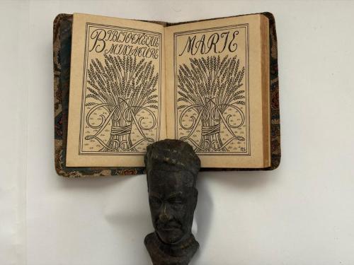 Minyatür Kitap Marie Kadife Cildinde (Bibliothèque Miniature)