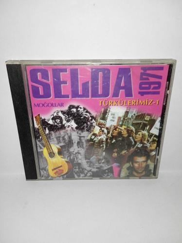 Cd Selda Bağcan Moğollar 1971 Türkülerimiz 1 albümü. Orijinal. Majör dönem baskı albümü. Disk 10 üzerinden 9.5 temiz Sorunsuz çalışıyor koleksiyonluk.  Katip Arzuhalim Yaz Yare Böyle, Adaletin Bu Mu Dünya, Çemberimde Gül Oya, Yalan Dünya, Kalenin Dibinde Taş Ben Olaydım, Tatlı Dillim, Mapushanelere Güneş Doğmuyor, Mapushane İçinde Mermerden Direk, Dane Dane Benleri, Gesi Bağları, Altın Kafes, Bülbül, Bölemedim Felek İle Kozumu, Eyvah Gönül Sana Eyvah, Anayasso, Nem Kaldı, O Günler