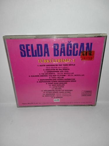 Cd Selda Bağcan Moğollar 1971 Türkülerimiz 1 albümü. Orijinal. Majör dönem baskı albümü. Disk 10 üzerinden 9.5 temiz Sorunsuz çalışıyor koleksiyonluk.  Katip Arzuhalim Yaz Yare Böyle, Adaletin Bu Mu Dünya, Çemberimde Gül Oya, Yalan Dünya, Kalenin Dibinde Taş Ben Olaydım, Tatlı Dillim, Mapushanelere Güneş Doğmuyor, Mapushane İçinde Mermerden Direk, Dane Dane Benleri, Gesi Bağları, Altın Kafes, Bülbül, Bölemedim Felek İle Kozumu, Eyvah Gönül Sana Eyvah, Anayasso, Nem Kaldı, O Günler