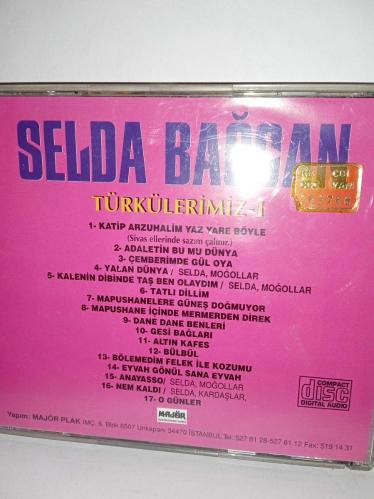 Cd Selda Bağcan Moğollar 1971 Türkülerimiz 1 albümü. Orijinal. Majör dönem baskı albümü. Disk 10 üzerinden 9.5 temiz Sorunsuz çalışıyor koleksiyonluk.  Katip Arzuhalim Yaz Yare Böyle, Adaletin Bu Mu Dünya, Çemberimde Gül Oya, Yalan Dünya, Kalenin Dibinde Taş Ben Olaydım, Tatlı Dillim, Mapushanelere Güneş Doğmuyor, Mapushane İçinde Mermerden Direk, Dane Dane Benleri, Gesi Bağları, Altın Kafes, Bülbül, Bölemedim Felek İle Kozumu, Eyvah Gönül Sana Eyvah, Anayasso, Nem Kaldı, O Günler