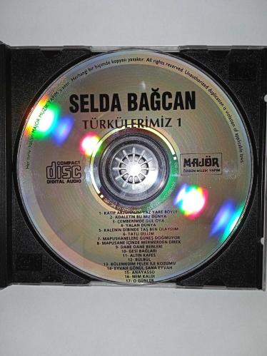 Cd Selda Bağcan Moğollar 1971 Türkülerimiz 1 albümü. Orijinal. Majör dönem baskı albümü. Disk 10 üzerinden 9.5 temiz Sorunsuz çalışıyor koleksiyonluk.  Katip Arzuhalim Yaz Yare Böyle, Adaletin Bu Mu Dünya, Çemberimde Gül Oya, Yalan Dünya, Kalenin Dibinde Taş Ben Olaydım, Tatlı Dillim, Mapushanelere Güneş Doğmuyor, Mapushane İçinde Mermerden Direk, Dane Dane Benleri, Gesi Bağları, Altın Kafes, Bülbül, Bölemedim Felek İle Kozumu, Eyvah Gönül Sana Eyvah, Anayasso, Nem Kaldı, O Günler