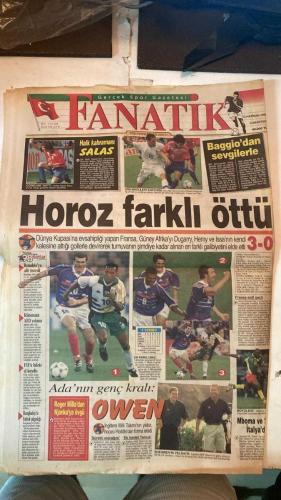FANATİK SPOR GAZETESİ - TURKISH NEWSPAPER - DOĞUM GÜNÜ HEDİYESİ  - EKSİKSİZ TAM TAKIM GAZETE - 13 HAZİRAN 1998 CUMARTESİ - SAYI: 937 - MARC RIEPER - DUGARRY - ISSA - HENRY - AZİZ YILDIRIM - JOACHIM LÖW - SALOU - HELMUT KOHL - SABIN ILIE - TOLUNAY - FATİH TERİM - ABDULLAH - ROBERTO BAGGIO - CESARE MALDINI - RONALDO - JURGEN KLINSMANN - NJANKA - ROGER MILLA - OWEN - SHEARER - GERÇEK SPOR GAZETESİ - FANATİK - BU VATAN HEPİMİZİN - SUUDİ ARABİSTAN 0-1 DANİMARKA - FRANSA 3-0 GÜNEY AFRİKA - PARAGUAY 0-0 BULGARİSTAN - LÖW İLE ŞAMPİYONUZ - KANARYA’NIN ALMAN HOCASI GELDİ - SABIN ILIE VALENCIA’DA - ANTALYA’DA TATİLİN TADI BAŞKA - ABDULLAH ÖFKE KUSTU - FENER’DE GENEL KURUL GÜNÜ - TOLUNAY’DAN TERİM’E BÜYÜK ÖVGÜ - HALK KAHRAMANI SALAS - BAGGIO’DAN SEVGİLERLE - HOROZ FARKLI ÖTTÜ - RONALDO’YA AİLE MORALİ - KLINSMANN ABD YOLCUSU - FRANSA EZDİ GEÇTİ - FIFA BİLETE EL KOYDU - ADA’NIN GENÇ KRALI NJANKA - OWEN FORMAYI İSTEDİ - SHEARER’İN VELİATI OWEN - GALATASARAY - FENERBAHÇE - BEŞİKTAŞ - TRABZONSPOR - KAS