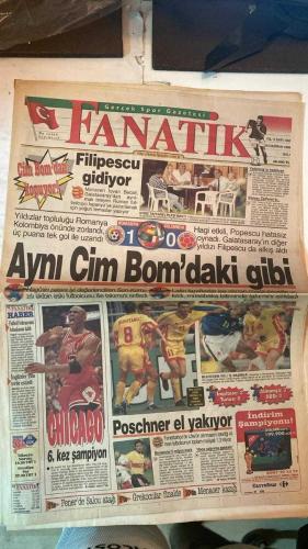 FANATİK SPOR GAZETESİ - TURKISH NEWSPAPER - DOĞUM GÜNÜ HEDİYESİ  - EKSİKSİZ TAM TAKIM GAZETE - 16 HAZİRAN 1998 SALI - SAYI: 940 - FILIPESCU - HAGI - POPESCU - MUNTEANU - UCHE - AMOKACHI - MILUTINOVIC - ADEPOJU - SEEDORF - PROSINECKI - SUKER - VLAOVIC - ALPAY - NJANKA - ROGER MILLA - OWEN - SHEARER - ZUBIZARRETA - JAVIER CLEMENTE - RONALD DE BOER - FARUK SÜREN - MUSTAFA SANGÜL - AHMET BİLGİN - CELAL DOĞAN - ERGUN GÜRSOY - RECEP TAYYİP ERDOĞAN - GERÇEK SPOR GAZETESİ - FANATİK - BU VATAN HEPİMİZİN - GİM BOM’DAN KOPUYOR FILIPESCU GİDİYOR - ROMANYA 1-0 KOLOMBİYA - İNGİLTERE 2-0 TUNUS - CHICAGO BULLS 87-80 UTAH JAZZ NBA FİNALİ - FENERBAHÇE’DE LÖW VE SALOU - POSCHNER EL YAKIYOR - SALOU ATAĞI - GREKOCULAR FİNALDE - MENACER KAZIĞI - PROSINECKI TARİHE GEÇTİ - HIRVATLAR GALİBİYETİ FANATİK’LE KUTLADI - HEDEF BREZİLYA’DAN FARKSIZ - NİJERYA’DA BAYRAM SÜRÜYOR - ROMANYA’YA ULTİMATOM - REKABETİN BÖYLESİ - UÇTU SEEDORF UÇTU - EN HIRÇIN BULGARİSTAN - 2006’NIN ADAY LİSTESİ - FUTBOL MU SEKS Mİ - ALMANYA’YA
