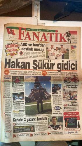 FANATİK SPOR GAZETESİ - TURKISH NEWSPAPER - DOĞUM GÜNÜ HEDİYESİ  - EKSİKSİZ TAM TAKIM GAZETE - 19 HAZİRAN 1998 CUMA - SAYI: 943 - HAKAN ŞÜKÜR - ABDULLAH - D. LAUDRUP - AZİZ YILDIRIM - SALOU - TOSHACK - HADI TÜRKMEN - FAİK GÜRSES - TAFFAREL - VIERI - MARCELO SALAS - GEORGES LEEKENS - BERTI VOGTS - HERNAN GOMEZ - ASPRILLA - BRAD FRIEDEL - ALEXI LALAS - COBI JONES - JELAL TALEBİ - GERÇEK SPOR GAZETESİ - FANATİK - BU VATAN HEPİMİZİN - FANATİK FAIR-PLAY ÖDÜLÜ - ABD VE İRAN’DAN DOSTLUK MESAJI - HAKAN ŞÜKÜR GİDİCİ - KRAL YOL AYRIMINDA - RESMEN BİZDEN SALOU - KARTAL’IN 2. YABANCI HAREKATI - TÜRKMEN TEHDİT EDİLDİ İDDİASI - FRANSA 4-0 SUUDİ ARABİSTAN - GÜNEY AFRİKA 1-1 DANİMARKA - NİJERYA - BULGARİSTAN 18.30 TRT 1 - İSPANYA - PARAGUAY 22.00 TRT 1 - TARİHİ BULUŞMA ABD-İRAN - VIERI İTALYA’YI SIRTLIYOR - LEEKENS GÖREVİ BIRAKMIYOR - KAMERUN’DA GALİBİYET SIKINTISI - VOGTS: BREZİLYA VE NİJERYA FAVORİ - GOMEZ KOLOMBİYA’DAN AYRILIYOR - GALATASARAY - FENERBAHÇE - BEŞİKTAŞ - TRABZONSPOR - DUİSBURG - STUTT
