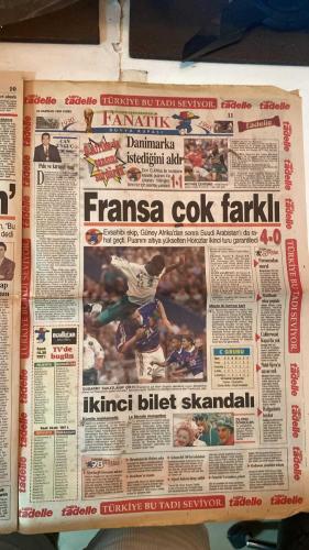 FANATİK SPOR GAZETESİ - TURKISH NEWSPAPER - DOĞUM GÜNÜ HEDİYESİ  - EKSİKSİZ TAM TAKIM GAZETE - 19 HAZİRAN 1998 CUMA - SAYI: 943 - HAKAN ŞÜKÜR - ABDULLAH - D. LAUDRUP - AZİZ YILDIRIM - SALOU - TOSHACK - HADI TÜRKMEN - FAİK GÜRSES - TAFFAREL - VIERI - MARCELO SALAS - GEORGES LEEKENS - BERTI VOGTS - HERNAN GOMEZ - ASPRILLA - BRAD FRIEDEL - ALEXI LALAS - COBI JONES - JELAL TALEBİ - GERÇEK SPOR GAZETESİ - FANATİK - BU VATAN HEPİMİZİN - FANATİK FAIR-PLAY ÖDÜLÜ - ABD VE İRAN’DAN DOSTLUK MESAJI - HAKAN ŞÜKÜR GİDİCİ - KRAL YOL AYRIMINDA - RESMEN BİZDEN SALOU - KARTAL’IN 2. YABANCI HAREKATI - TÜRKMEN TEHDİT EDİLDİ İDDİASI - FRANSA 4-0 SUUDİ ARABİSTAN - GÜNEY AFRİKA 1-1 DANİMARKA - NİJERYA - BULGARİSTAN 18.30 TRT 1 - İSPANYA - PARAGUAY 22.00 TRT 1 - TARİHİ BULUŞMA ABD-İRAN - VIERI İTALYA’YI SIRTLIYOR - LEEKENS GÖREVİ BIRAKMIYOR - KAMERUN’DA GALİBİYET SIKINTISI - VOGTS: BREZİLYA VE NİJERYA FAVORİ - GOMEZ KOLOMBİYA’DAN AYRILIYOR - GALATASARAY - FENERBAHÇE - BEŞİKTAŞ - TRABZONSPOR - DUİSBURG - STUTT
