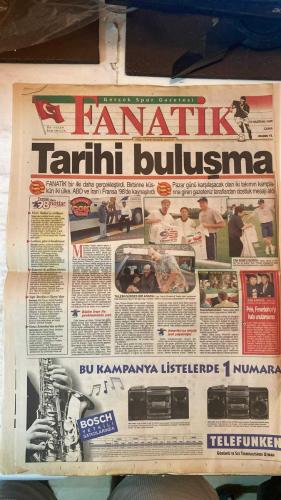 FANATİK SPOR GAZETESİ - TURKISH NEWSPAPER - DOĞUM GÜNÜ HEDİYESİ  - EKSİKSİZ TAM TAKIM GAZETE - 19 HAZİRAN 1998 CUMA - SAYI: 943 - HAKAN ŞÜKÜR - ABDULLAH - D. LAUDRUP - AZİZ YILDIRIM - SALOU - TOSHACK - HADI TÜRKMEN - FAİK GÜRSES - TAFFAREL - VIERI - MARCELO SALAS - GEORGES LEEKENS - BERTI VOGTS - HERNAN GOMEZ - ASPRILLA - BRAD FRIEDEL - ALEXI LALAS - COBI JONES - JELAL TALEBİ - GERÇEK SPOR GAZETESİ - FANATİK - BU VATAN HEPİMİZİN - FANATİK FAIR-PLAY ÖDÜLÜ - ABD VE İRAN’DAN DOSTLUK MESAJI - HAKAN ŞÜKÜR GİDİCİ - KRAL YOL AYRIMINDA - RESMEN BİZDEN SALOU - KARTAL’IN 2. YABANCI HAREKATI - TÜRKMEN TEHDİT EDİLDİ İDDİASI - FRANSA 4-0 SUUDİ ARABİSTAN - GÜNEY AFRİKA 1-1 DANİMARKA - NİJERYA - BULGARİSTAN 18.30 TRT 1 - İSPANYA - PARAGUAY 22.00 TRT 1 - TARİHİ BULUŞMA ABD-İRAN - VIERI İTALYA’YI SIRTLIYOR - LEEKENS GÖREVİ BIRAKMIYOR - KAMERUN’DA GALİBİYET SIKINTISI - VOGTS: BREZİLYA VE NİJERYA FAVORİ - GOMEZ KOLOMBİYA’DAN AYRILIYOR - GALATASARAY - FENERBAHÇE - BEŞİKTAŞ - TRABZONSPOR - DUİSBURG - STUTT