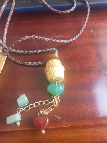 El yapımı ve özel tasarım altın kaplama bir bohem .Altın Tonlu Kolye Ucu: Kare şeklindeki parça, üzerinde spiral motifler bulunan dövme metal veya altın kaplama Doğal Taşlar: Kolyede muhtemelen yeşil krizokol, aventurin veya yeşim ile kırmızı akik gibi doğal taşlar kullanılmıştır.Örgülü Kordon: Kahverengi örgülü deri kordon, kolyeye etnik ve doğal bir havalı .Sallantılı Detaylar: Kolye ucunun altında, zincirlere bağlı küçük taşlar ve boncuklardan oluşan sallantılı bir kısım ve Etnik Desenli Seramik Boncuklu Altın Renk Kolye - Fiyatı ...8 Şub 2026 — Ayarlanabilir siyah ipli yapısıyla her boyuna uyum sağlar ve konforlu bir kullanım sunar. Günlük kombinlere hareket katmak ya da bohem şıklığınızı tamamlamak ..