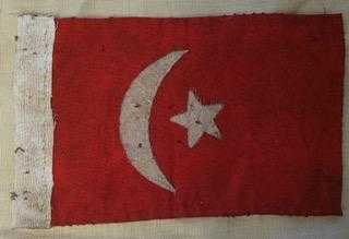 LOT.11 » EL DİKİŞİ MÜHÜRLÜ ESKİLERDEN ASKER GÖĞÜS BAYRAĞI. KOLEKSİYONLUK.