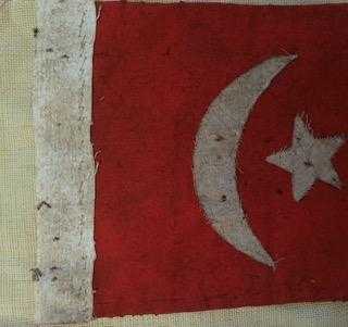 EL DİKİŞİ MÜHÜRLÜ ESKİLERDEN ASKER GÖĞÜS BAYRAĞI. KOLEKSİYONLUK.