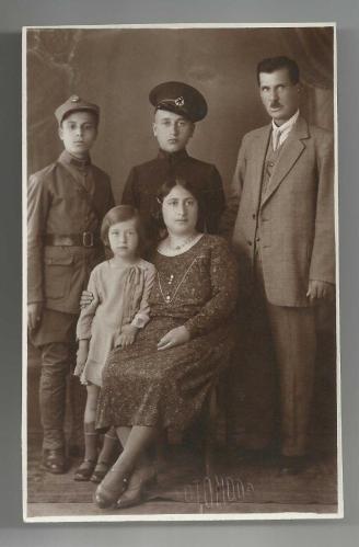 ASKERİ OKUL TALEBESİ KARDEŞLER VE AİLELERİNİN FOTOĞRAFI...