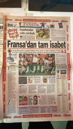 FANATİK SPOR GAZETESİ - TURKISH NEWSPAPER - DOĞUM GÜNÜ HEDİYESİ  - EKSİKSİZ TAM TAKIM GAZETE - 4 TEMMUZ 1998 - SAYI: 958 - OĞUZ SARVAN - JOHN TOSHACK - CEZMİ TURHAN - OKOCHA - DINO RADJA - TANJU ÇOLAK - BULENT - HASAN ŞAŞ - FATİH TERİM - HAKAN ŞÜKÜR - ÜMİT - MOLDOVAN - CENGİZ KAPTAN - İLK DERBİ FİKSTÜR 6. HAFTA - FULYA'YI POLİS BASTI - 3 KEZ GİTMEMİŞTİ - FRANSA 4 İTALYA 3 - BREZİLYA 3 DANİMARKA 2 - ÇEYREK FİNAL - GÖKYÜZÜNDE NAKLEN YAYIN - FENERBAHÇE BETON GİBİ - BETİS OKOCHA İÇİN GELDİ - BAYKA RADJA EFES İÇİN GELİYOR - ALTAY DİOSGYOR ÖNÜNDE - ANTRENMANDA KALPTEN ÖLDÜ - OHEN VE DEL SOLAR SÖZLEŞME İMZALADI - GALATASARAY DAMPİNG YAPTI - KRAL TANJU DA VEDA EDİYOR - GALATASARAY'DA KAMP ALMAN MESAİSİ BİTTİ - ASLAN ZİRVEYE ÇIKTI - SEBATSPOR PARA İSTEDİ - HEDEF ÜÇTE ÜÇ YAPMAK - RÖPORTAJ KOMİTESİ - MOLDOVAN SÖYLENTİSİ - YÜKSEĞE ALIŞIĞIZ - CİM BOM İLK SINAVINDA - KNUP İÇİN OYNUYORLAR - SONUÇ ÖNEMLİ DEĞİL - ÜMİT'E ÖZEL İLGİ - KARAR BİZİ ETKİLEMEZ - GALATASARAY 2-1 FENERBAHÇE - ARJANTİN 6-5 İNGİLT