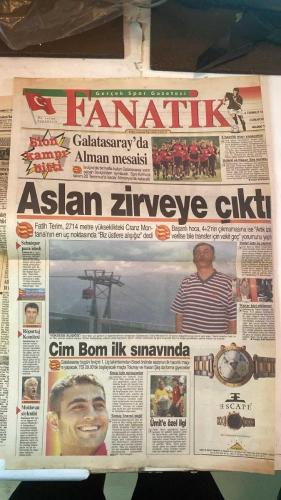 FANATİK SPOR GAZETESİ - TURKISH NEWSPAPER - DOĞUM GÜNÜ HEDİYESİ  - EKSİKSİZ TAM TAKIM GAZETE - 4 TEMMUZ 1998 - SAYI: 958 - OĞUZ SARVAN - JOHN TOSHACK - CEZMİ TURHAN - OKOCHA - DINO RADJA - TANJU ÇOLAK - BULENT - HASAN ŞAŞ - FATİH TERİM - HAKAN ŞÜKÜR - ÜMİT - MOLDOVAN - CENGİZ KAPTAN - İLK DERBİ FİKSTÜR 6. HAFTA - FULYA'YI POLİS BASTI - 3 KEZ GİTMEMİŞTİ - FRANSA 4 İTALYA 3 - BREZİLYA 3 DANİMARKA 2 - ÇEYREK FİNAL - GÖKYÜZÜNDE NAKLEN YAYIN - FENERBAHÇE BETON GİBİ - BETİS OKOCHA İÇİN GELDİ - BAYKA RADJA EFES İÇİN GELİYOR - ALTAY DİOSGYOR ÖNÜNDE - ANTRENMANDA KALPTEN ÖLDÜ - OHEN VE DEL SOLAR SÖZLEŞME İMZALADI - GALATASARAY DAMPİNG YAPTI - KRAL TANJU DA VEDA EDİYOR - GALATASARAY'DA KAMP ALMAN MESAİSİ BİTTİ - ASLAN ZİRVEYE ÇIKTI - SEBATSPOR PARA İSTEDİ - HEDEF ÜÇTE ÜÇ YAPMAK - RÖPORTAJ KOMİTESİ - MOLDOVAN SÖYLENTİSİ - YÜKSEĞE ALIŞIĞIZ - CİM BOM İLK SINAVINDA - KNUP İÇİN OYNUYORLAR - SONUÇ ÖNEMLİ DEĞİL - ÜMİT'E ÖZEL İLGİ - KARAR BİZİ ETKİLEMEZ - GALATASARAY 2-1 FENERBAHÇE - ARJANTİN 6-5 İNGİLT