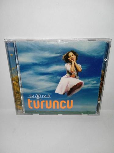 Cd Sertab Erener Turuncu albümü. Orijinal 2001 baskı. Dinlemeyi etkilemeyen yoğun çizikler var sorunsuz çalışıyor. Kartonet 10/9