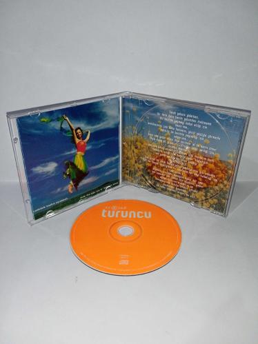 Cd Sertab Erener Turuncu albümü. Orijinal 2001 baskı. Dinlemeyi etkilemeyen yoğun çizikler var sorunsuz çalışıyor. Kartonet 10/9