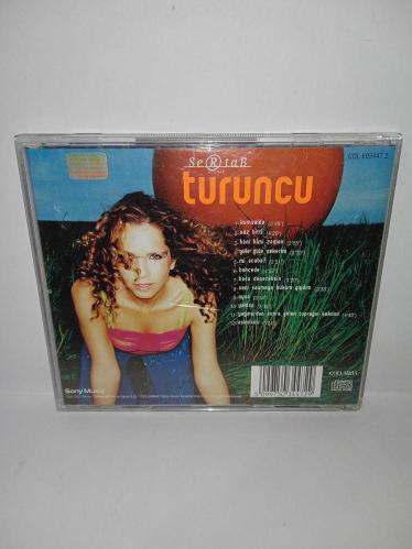 Cd Sertab Erener Turuncu albümü. Orijinal 2001 baskı. Dinlemeyi etkilemeyen yoğun çizikler var sorunsuz çalışıyor. Kartonet 10/9
