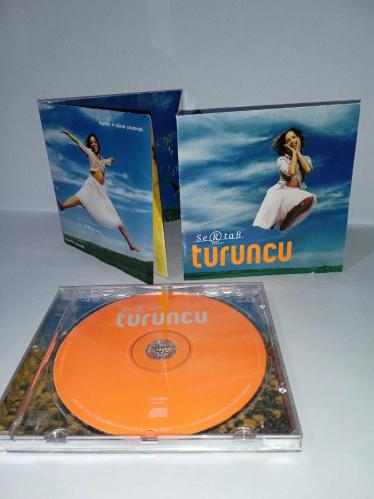 Cd Sertab Erener Turuncu albümü. Orijinal 2001 baskı. Dinlemeyi etkilemeyen yoğun çizikler var sorunsuz çalışıyor. Kartonet 10/9