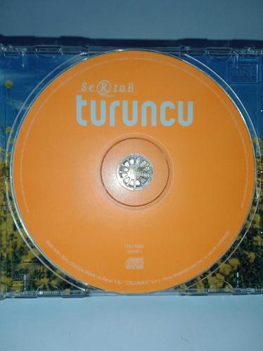 Cd Sertab Erener Turuncu albümü. Orijinal 2001 baskı. Dinlemeyi etkilemeyen yoğun çizikler var sorunsuz çalışıyor. Kartonet 10/9