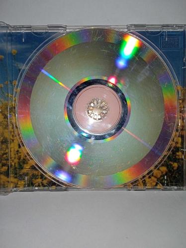 Cd Sertab Erener Turuncu albümü. Orijinal 2001 baskı. Dinlemeyi etkilemeyen yoğun çizikler var sorunsuz çalışıyor. Kartonet 10/9