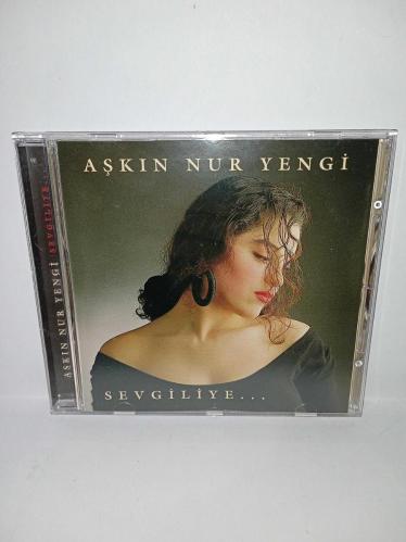 Cd Aşkın Nur Yengi sevgiliye albümü. Orijinal 1996 NADİR FARKLI BASKI. Dinlemeyi etkilemeyen yoğun çizikler var. Baştan sona dinlendi sorunsuz çalışıyor. Hassas cihazlarda çalışmayabilir. Lütfen bu duruma göre alım yapınız. Kartonet tertemiz