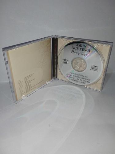 Cd Aşkın Nur Yengi sevgiliye albümü. Orijinal 1996 NADİR FARKLI BASKI. Dinlemeyi etkilemeyen yoğun çizikler var. Baştan sona dinlendi sorunsuz çalışıyor. Hassas cihazlarda çalışmayabilir. Lütfen bu duruma göre alım yapınız. Kartonet tertemiz