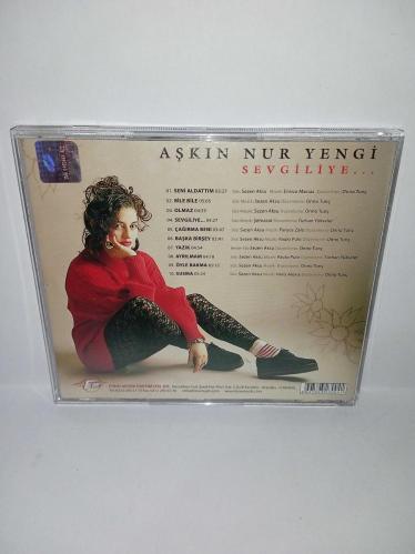 Cd Aşkın Nur Yengi sevgiliye albümü. Orijinal 1996 NADİR FARKLI BASKI. Dinlemeyi etkilemeyen yoğun çizikler var. Baştan sona dinlendi sorunsuz çalışıyor. Hassas cihazlarda çalışmayabilir. Lütfen bu duruma göre alım yapınız. Kartonet tertemiz