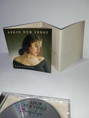 Cd Aşkın Nur Yengi sevgiliye albümü. Orijinal 1996 NADİR FARKLI BASKI. Dinlemeyi etkilemeyen yoğun çizikler var. Baştan sona dinlendi sorunsuz çalışıyor. Hassas cihazlarda çalışmayabilir. Lütfen bu duruma göre alım yapınız. Kartonet tertemiz