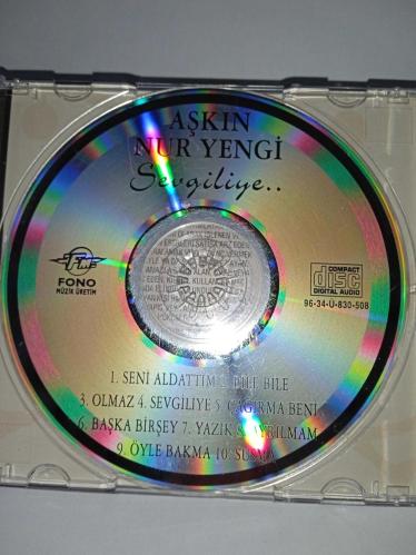 Cd Aşkın Nur Yengi sevgiliye albümü. Orijinal 1996 NADİR FARKLI BASKI. Dinlemeyi etkilemeyen yoğun çizikler var. Baştan sona dinlendi sorunsuz çalışıyor. Hassas cihazlarda çalışmayabilir. Lütfen bu duruma göre alım yapınız. Kartonet tertemiz