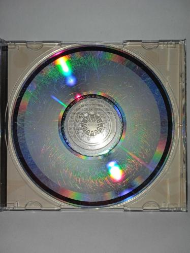 Cd Aşkın Nur Yengi sevgiliye albümü. Orijinal 1996 NADİR FARKLI BASKI. Dinlemeyi etkilemeyen yoğun çizikler var. Baştan sona dinlendi sorunsuz çalışıyor. Hassas cihazlarda çalışmayabilir. Lütfen bu duruma göre alım yapınız. Kartonet tertemiz