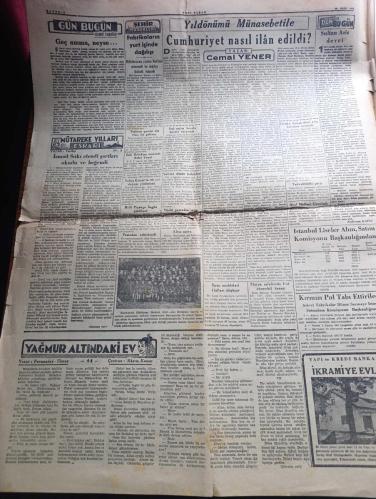 Yeni Sabah Gazetesi - Turkish Newspaper - 29 Ekim 1949 - Cumhuriyet bayramınız kutlu olsun - 26 yıl evvel bugün yani 29 Ekim 1923'te eşsiz Kahraman Atatürk Cumhuriyeti ilan eylemiştir - Başbakan Şemsettin Günaltay'ın radyoda bayramı açış nutku Fotoğrafı - İsmet İnönü'nün 1 Kasım Nutku - Cumhuriyet Bayramı bütün yurtta büyük törende kutlanıyor - Geçit bayramı ve siyasi partiler - Cumhuriyet Bayramı yazan Ulunay - Cumhuriyet nasıl ilan edildi yazan Cemal Yener - Türkiye Cumhuriyet rejimi nasıl hazırlandı ve kuruldu yazan Kadircan Kaflı - İsmet İnönü'nün Vali Fahrettin Kerim'e telgrafı - Demokrat Parti'nin Cumhuriyet Bayramı sebebiyle istanbullulara beyannamesi - Stalin'in halefi kim olacak - Ankara'daki gerilla kursu kapandı - Ankara İstanbul radyo programı - İstanbul belediyesi Şehir tiyatrosu dram kısmında Faust komedi kısmında Nemo Bankası oyunu - Muammer Karaca opereti Rakım oyunu Maksimde - 29 Ekim 1923