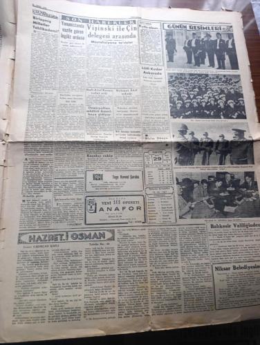 Yeni Sabah Gazetesi - Turkish Newspaper - 29 Ekim 1949 - Cumhuriyet bayramınız kutlu olsun - 26 yıl evvel bugün yani 29 Ekim 1923'te eşsiz Kahraman Atatürk Cumhuriyeti ilan eylemiştir - Başbakan Şemsettin Günaltay'ın radyoda bayramı açış nutku Fotoğrafı - İsmet İnönü'nün 1 Kasım Nutku - Cumhuriyet Bayramı bütün yurtta büyük törende kutlanıyor - Geçit bayramı ve siyasi partiler - Cumhuriyet Bayramı yazan Ulunay - Cumhuriyet nasıl ilan edildi yazan Cemal Yener - Türkiye Cumhuriyet rejimi nasıl hazırlandı ve kuruldu yazan Kadircan Kaflı - İsmet İnönü'nün Vali Fahrettin Kerim'e telgrafı - Demokrat Parti'nin Cumhuriyet Bayramı sebebiyle istanbullulara beyannamesi - Stalin'in halefi kim olacak - Ankara'daki gerilla kursu kapandı - Ankara İstanbul radyo programı - İstanbul belediyesi Şehir tiyatrosu dram kısmında Faust komedi kısmında Nemo Bankası oyunu - Muammer Karaca opereti Rakım oyunu Maksimde - 29 Ekim 1923