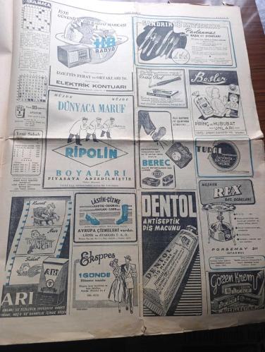 Yeni Sabah Gazetesi - Turkish Newspaper - 29 Ekim 1949 - Cumhuriyet bayramınız kutlu olsun - 26 yıl evvel bugün yani 29 Ekim 1923'te eşsiz Kahraman Atatürk Cumhuriyeti ilan eylemiştir - Başbakan Şemsettin Günaltay'ın radyoda bayramı açış nutku Fotoğrafı - İsmet İnönü'nün 1 Kasım Nutku - Cumhuriyet Bayramı bütün yurtta büyük törende kutlanıyor - Geçit bayramı ve siyasi partiler - Cumhuriyet Bayramı yazan Ulunay - Cumhuriyet nasıl ilan edildi yazan Cemal Yener - Türkiye Cumhuriyet rejimi nasıl hazırlandı ve kuruldu yazan Kadircan Kaflı - İsmet İnönü'nün Vali Fahrettin Kerim'e telgrafı - Demokrat Parti'nin Cumhuriyet Bayramı sebebiyle istanbullulara beyannamesi - Stalin'in halefi kim olacak - Ankara'daki gerilla kursu kapandı - Ankara İstanbul radyo programı - İstanbul belediyesi Şehir tiyatrosu dram kısmında Faust komedi kısmında Nemo Bankası oyunu - Muammer Karaca opereti Rakım oyunu Maksimde - 29 Ekim 1923