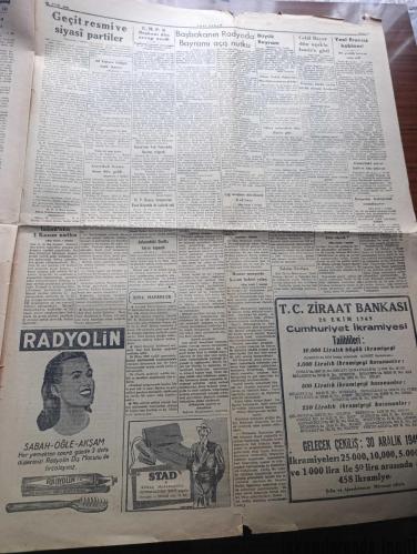Yeni Sabah Gazetesi - Turkish Newspaper - 29 Ekim 1949 - Cumhuriyet bayramınız kutlu olsun - 26 yıl evvel bugün yani 29 Ekim 1923'te eşsiz Kahraman Atatürk Cumhuriyeti ilan eylemiştir - Başbakan Şemsettin Günaltay'ın radyoda bayramı açış nutku Fotoğrafı - İsmet İnönü'nün 1 Kasım Nutku - Cumhuriyet Bayramı bütün yurtta büyük törende kutlanıyor - Geçit bayramı ve siyasi partiler - Cumhuriyet Bayramı yazan Ulunay - Cumhuriyet nasıl ilan edildi yazan Cemal Yener - Türkiye Cumhuriyet rejimi nasıl hazırlandı ve kuruldu yazan Kadircan Kaflı - İsmet İnönü'nün Vali Fahrettin Kerim'e telgrafı - Demokrat Parti'nin Cumhuriyet Bayramı sebebiyle istanbullulara beyannamesi - Stalin'in halefi kim olacak - Ankara'daki gerilla kursu kapandı - Ankara İstanbul radyo programı - İstanbul belediyesi Şehir tiyatrosu dram kısmında Faust komedi kısmında Nemo Bankası oyunu - Muammer Karaca opereti Rakım oyunu Maksimde - 29 Ekim 1923