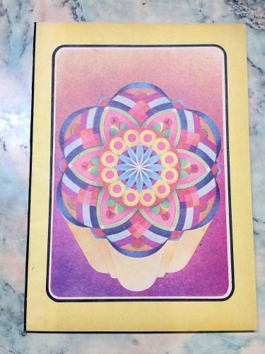 1980 LER MODEL 1 ARKA KAPAK ÇEŞİT 1 ESKİ ÇİZGİSİZ OKUL DEFTERİ 80 YAPRAK 20×28cm ESKİ GEOMETRİ MANDALA ÇİÇEK DESENİNE SAHİP TEMALI ARKA KAPAK MAVİ HARİTALI YAN KISIM SİYAH BEZLİ ESKİ KIRTASİYE DEPO MALI KIRTASİYE KOLEKSİYONU YAPANLAR İÇİN KOLEKSİYONLUK ÜRUN HALİYLE