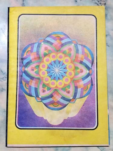 1980 LER MODEL 1 ARKA KAPAK ÇEŞİT 2 ESKİ ÇİZGİSİZ OKUL DEFTERİ 80 YAPRAK 20×28cm ESKİ GEOMETRİ MANDALA ÇİÇEK DESENİNE SAHİP TEMALI ARKA KAPAK MAVİ EY TÜRKİYE GENÇLİĞİ TEMALI YAN KISIM SİYAH BEZLİ ESKİ KIRTASİYE DEPO MALI KIRTASİYE KOLEKSİYONU YAPANLAR İÇİN KOLEKSİYONLUK ÜRUN HALİYLE