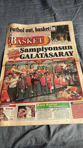 FANATİK BASKET HAFTALIK BASKETBOL GAZETESİ TURKISH NEWSPAPER - DOĞUM GÜNÜ HEDİYESİ  - TAM TAKIM EKSİKSİZ GAZETE -  2-8 MAYIS -2000  - SAYI :179   - FUTBOL OUT, BASKET İN  - İNGİLTERE'DE BASKETBOL ATLADI  - ŞAMPİYONSUN GALATASARAY  - KARTAL GÖZ KAMAŞTIRIYOR  - ALKIŞLAR VOLEYBOLA  - ÜLKER'İN KEYFİ YERİNDE  - EFES'İN JOKERİ: ÖMER  - EFES ALO DEDİ, KAPATTI  - İTALYANLAR'I FENA EZDİK!  - ŞAMPİYON KARAGÜCÜ  - YONCA ZAFER SARHOŞU  - CSKA BUZU KIRDI  - PORTLAND DİŞİNİ GÖSTERDİ  - INDIANA BİR ADIM ÖNDE  - ASLAN TACINI GERİ ALDI  - TOFAŞ TROY'U TRANSİT GEÇTİ - SÜLEYMAN KARA  - İSMET BADEM  - MEHMET ATURALP  - ALTIMUR TOLMEN  - MURAL EVLİYAOĞLU  - CEM METEPE  - REHA ERUS  - HASAN YAMAN  - ALİ ARTIMAZ  - ÜMİT SARI  - TÜRKAY TEKEN  - AVNİ ERBOY  - DENİZ GÖKÇE  - ZELJKO OBRADOVIC  - ROY HAIRSTON  - PHIL HANDY  - NIGEL LLOYD  - MEHMET ALİ YALÇINDAĞ  - MEHMET Y. YILMAZ  - TAMAR ATAKAM  - UĞUR CEBECİ  - SALİH ERKAN  - ORHUN ENE  - OSMAN HATTAT  - REGGIE MILLER - İdil Koleksiyon