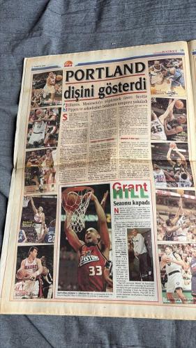 FANATİK BASKET HAFTALIK BASKETBOL GAZETESİ TURKISH NEWSPAPER - DOĞUM GÜNÜ HEDİYESİ  - TAM TAKIM EKSİKSİZ GAZETE -  2-8 MAYIS -2000  - SAYI :179   - FUTBOL OUT, BASKET İN  - İNGİLTERE'DE BASKETBOL ATLADI  - ŞAMPİYONSUN GALATASARAY  - KARTAL GÖZ KAMAŞTIRIYOR  - ALKIŞLAR VOLEYBOLA  - ÜLKER'İN KEYFİ YERİNDE  - EFES'İN JOKERİ: ÖMER  - EFES ALO DEDİ, KAPATTI  - İTALYANLAR'I FENA EZDİK!  - ŞAMPİYON KARAGÜCÜ  - YONCA ZAFER SARHOŞU  - CSKA BUZU KIRDI  - PORTLAND DİŞİNİ GÖSTERDİ  - INDIANA BİR ADIM ÖNDE  - ASLAN TACINI GERİ ALDI  - TOFAŞ TROY'U TRANSİT GEÇTİ - SÜLEYMAN KARA  - İSMET BADEM  - MEHMET ATURALP  - ALTIMUR TOLMEN  - MURAL EVLİYAOĞLU  - CEM METEPE  - REHA ERUS  - HASAN YAMAN  - ALİ ARTIMAZ  - ÜMİT SARI  - TÜRKAY TEKEN  - AVNİ ERBOY  - DENİZ GÖKÇE  - ZELJKO OBRADOVIC  - ROY HAIRSTON  - PHIL HANDY  - NIGEL LLOYD  - MEHMET ALİ YALÇINDAĞ  - MEHMET Y. YILMAZ  - TAMAR ATAKAM  - UĞUR CEBECİ  - SALİH ERKAN  - ORHUN ENE  - OSMAN HATTAT  - REGGIE MILLER