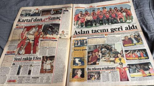 FANATİK BASKET HAFTALIK BASKETBOL GAZETESİ TURKISH NEWSPAPER - DOĞUM GÜNÜ HEDİYESİ  - TAM TAKIM EKSİKSİZ GAZETE -  2-8 MAYIS -2000  - SAYI :179   - FUTBOL OUT, BASKET İN  - İNGİLTERE'DE BASKETBOL ATLADI  - ŞAMPİYONSUN GALATASARAY  - KARTAL GÖZ KAMAŞTIRIYOR  - ALKIŞLAR VOLEYBOLA  - ÜLKER'İN KEYFİ YERİNDE  - EFES'İN JOKERİ: ÖMER  - EFES ALO DEDİ, KAPATTI  - İTALYANLAR'I FENA EZDİK!  - ŞAMPİYON KARAGÜCÜ  - YONCA ZAFER SARHOŞU  - CSKA BUZU KIRDI  - PORTLAND DİŞİNİ GÖSTERDİ  - INDIANA BİR ADIM ÖNDE  - ASLAN TACINI GERİ ALDI  - TOFAŞ TROY'U TRANSİT GEÇTİ - SÜLEYMAN KARA  - İSMET BADEM  - MEHMET ATURALP  - ALTIMUR TOLMEN  - MURAL EVLİYAOĞLU  - CEM METEPE  - REHA ERUS  - HASAN YAMAN  - ALİ ARTIMAZ  - ÜMİT SARI  - TÜRKAY TEKEN  - AVNİ ERBOY  - DENİZ GÖKÇE  - ZELJKO OBRADOVIC  - ROY HAIRSTON  - PHIL HANDY  - NIGEL LLOYD  - MEHMET ALİ YALÇINDAĞ  - MEHMET Y. YILMAZ  - TAMAR ATAKAM  - UĞUR CEBECİ  - SALİH ERKAN  - ORHUN ENE  - OSMAN HATTAT  - REGGIE MILLER