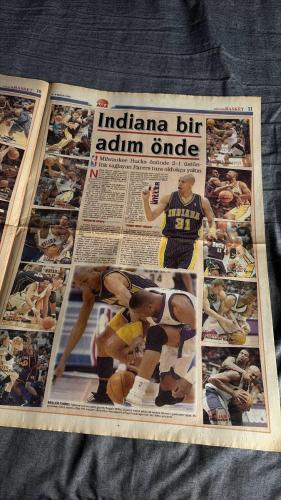FANATİK BASKET HAFTALIK BASKETBOL GAZETESİ TURKISH NEWSPAPER - DOĞUM GÜNÜ HEDİYESİ  - TAM TAKIM EKSİKSİZ GAZETE -  2-8 MAYIS -2000  - SAYI :179   - FUTBOL OUT, BASKET İN  - İNGİLTERE'DE BASKETBOL ATLADI  - ŞAMPİYONSUN GALATASARAY  - KARTAL GÖZ KAMAŞTIRIYOR  - ALKIŞLAR VOLEYBOLA  - ÜLKER'İN KEYFİ YERİNDE  - EFES'İN JOKERİ: ÖMER  - EFES ALO DEDİ, KAPATTI  - İTALYANLAR'I FENA EZDİK!  - ŞAMPİYON KARAGÜCÜ  - YONCA ZAFER SARHOŞU  - CSKA BUZU KIRDI  - PORTLAND DİŞİNİ GÖSTERDİ  - INDIANA BİR ADIM ÖNDE  - ASLAN TACINI GERİ ALDI  - TOFAŞ TROY'U TRANSİT GEÇTİ - SÜLEYMAN KARA  - İSMET BADEM  - MEHMET ATURALP  - ALTIMUR TOLMEN  - MURAL EVLİYAOĞLU  - CEM METEPE  - REHA ERUS  - HASAN YAMAN  - ALİ ARTIMAZ  - ÜMİT SARI  - TÜRKAY TEKEN  - AVNİ ERBOY  - DENİZ GÖKÇE  - ZELJKO OBRADOVIC  - ROY HAIRSTON  - PHIL HANDY  - NIGEL LLOYD  - MEHMET ALİ YALÇINDAĞ  - MEHMET Y. YILMAZ  - TAMAR ATAKAM  - UĞUR CEBECİ  - SALİH ERKAN  - ORHUN ENE  - OSMAN HATTAT  - REGGIE MILLER