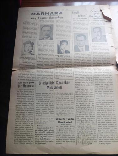 Marmara Gazetesi - Turkish Newspaper - 29 Birinciteşrin (Ekim) 1942  - büyük Türk milleti yüce bayramın kutlu olsun - Atatürk'ün kurduğu İsmet İnönü'nün yaşattığı cumhuriyetimiz tarih boyunca ilelebet muhafaza ve müdafaa edilecektir . 18 milyon Türkün kalbi aynı kutsal inançla çarpıyor - Cumhuriyetimizin kurucusu Ebedi Şef Atatürk fotoğraf - yüce başbuğumuz Milli Şef İsmet İnönü Fotoğrafı - büyük mareşalimiz Mareşal Fevzi Çakmak Fotoğrafı - şehrin her tarafı Zafer taklarıyla süslenmiş bayraklarla donatılmış resmi ve hususi müesseseler elektrikle aydınlatılmıştır - 19 uncu yıl yazan M. Özçopur - Cumhuriyet Bayramı münasebeti ile bugün vilayette büyük bir resmi kabul yapılacaktır - belediye reisi Kemal Öz'ün muhakemesi - cumhuriyet tam 19 yaşında yazan Necati Temel - Cumhuriyetin ilanı bir zaruret idi yazan Halit Önen - Marmara gazetesi beş yaşına basarken - Cumhuriyet Bayramı ve Marmara yazan Selahattin Telser - Cumhuriyet Bayramı şiiri yazan Sulhiye Örnek - 29 Ekim 1923