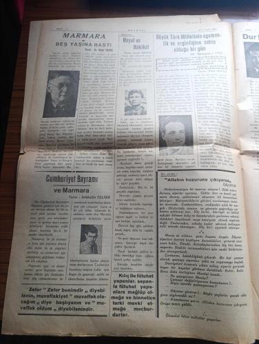 Marmara Gazetesi - Turkish Newspaper - 29 Birinciteşrin (Ekim) 1942  - büyük Türk milleti yüce bayramın kutlu olsun - Atatürk'ün kurduğu İsmet İnönü'nün yaşattığı cumhuriyetimiz tarih boyunca ilelebet muhafaza ve müdafaa edilecektir . 18 milyon Türkün kalbi aynı kutsal inançla çarpıyor - Cumhuriyetimizin kurucusu Ebedi Şef Atatürk fotoğraf - yüce başbuğumuz Milli Şef İsmet İnönü Fotoğrafı - büyük mareşalimiz Mareşal Fevzi Çakmak Fotoğrafı - şehrin her tarafı Zafer taklarıyla süslenmiş bayraklarla donatılmış resmi ve hususi müesseseler elektrikle aydınlatılmıştır - 19 uncu yıl yazan M. Özçopur - Cumhuriyet Bayramı münasebeti ile bugün vilayette büyük bir resmi kabul yapılacaktır - belediye reisi Kemal Öz'ün muhakemesi - cumhuriyet tam 19 yaşında yazan Necati Temel - Cumhuriyetin ilanı bir zaruret idi yazan Halit Önen - Marmara gazetesi beş yaşına basarken - Cumhuriyet Bayramı ve Marmara yazan Selahattin Telser - Cumhuriyet Bayramı şiiri yazan Sulhiye Örnek - 29 Ekim 1923