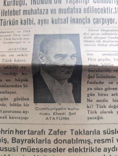 Marmara Gazetesi - Turkish Newspaper - 29 Birinciteşrin (Ekim) 1942  - büyük Türk milleti yüce bayramın kutlu olsun - Atatürk'ün kurduğu İsmet İnönü'nün yaşattığı cumhuriyetimiz tarih boyunca ilelebet muhafaza ve müdafaa edilecektir . 18 milyon Türkün kalbi aynı kutsal inançla çarpıyor - Cumhuriyetimizin kurucusu Ebedi Şef Atatürk fotoğraf - yüce başbuğumuz Milli Şef İsmet İnönü Fotoğrafı - büyük mareşalimiz Mareşal Fevzi Çakmak Fotoğrafı - şehrin her tarafı Zafer taklarıyla süslenmiş bayraklarla donatılmış resmi ve hususi müesseseler elektrikle aydınlatılmıştır - 19 uncu yıl yazan M. Özçopur - Cumhuriyet Bayramı münasebeti ile bugün vilayette büyük bir resmi kabul yapılacaktır - belediye reisi Kemal Öz'ün muhakemesi - cumhuriyet tam 19 yaşında yazan Necati Temel - Cumhuriyetin ilanı bir zaruret idi yazan Halit Önen - Marmara gazetesi beş yaşına basarken - Cumhuriyet Bayramı ve Marmara yazan Selahattin Telser - Cumhuriyet Bayramı şiiri yazan Sulhiye Örnek - 29 Ekim 1923