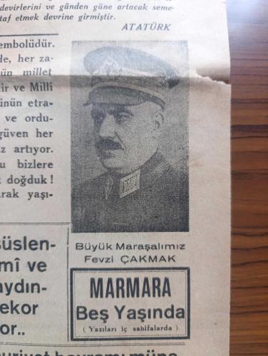 Marmara Gazetesi - Turkish Newspaper - 29 Birinciteşrin (Ekim) 1942  - büyük Türk milleti yüce bayramın kutlu olsun - Atatürk'ün kurduğu İsmet İnönü'nün yaşattığı cumhuriyetimiz tarih boyunca ilelebet muhafaza ve müdafaa edilecektir . 18 milyon Türkün kalbi aynı kutsal inançla çarpıyor - Cumhuriyetimizin kurucusu Ebedi Şef Atatürk fotoğraf - yüce başbuğumuz Milli Şef İsmet İnönü Fotoğrafı - büyük mareşalimiz Mareşal Fevzi Çakmak Fotoğrafı - şehrin her tarafı Zafer taklarıyla süslenmiş bayraklarla donatılmış resmi ve hususi müesseseler elektrikle aydınlatılmıştır - 19 uncu yıl yazan M. Özçopur - Cumhuriyet Bayramı münasebeti ile bugün vilayette büyük bir resmi kabul yapılacaktır - belediye reisi Kemal Öz'ün muhakemesi - cumhuriyet tam 19 yaşında yazan Necati Temel - Cumhuriyetin ilanı bir zaruret idi yazan Halit Önen - Marmara gazetesi beş yaşına basarken - Cumhuriyet Bayramı ve Marmara yazan Selahattin Telser - Cumhuriyet Bayramı şiiri yazan Sulhiye Örnek - 29 Ekim 1923