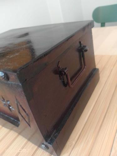 Çam ağacından usta işi sıfır kutu (vernik boya kokusu üstünde) 22*13 cm.