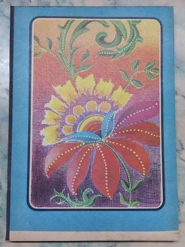 1980 LER MODEL 4 ARKA KAPAK ÇEŞİT 2 ESKİ ÇİZGİSİZ OKUL DEFTERİ 140 YAPRAK 20×28cm ESKİ ÇİÇEK DESENİNE SAHİP KIRMIZI TÜRKİYE CUMHURİYETİ HARİTALI ARKA KAPAK TEMALI YAN KISIM SİYAH BEZLİ ESKİ KIRTASİYE DEPO MALI KIRTASİYE KOLEKSİYONU YAPANLAR İÇİN KOLEKSİYONLUK ÜRUN HALİYLE