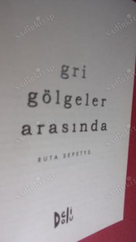 Gri Gölgeler Arasında ( ilk baskı )